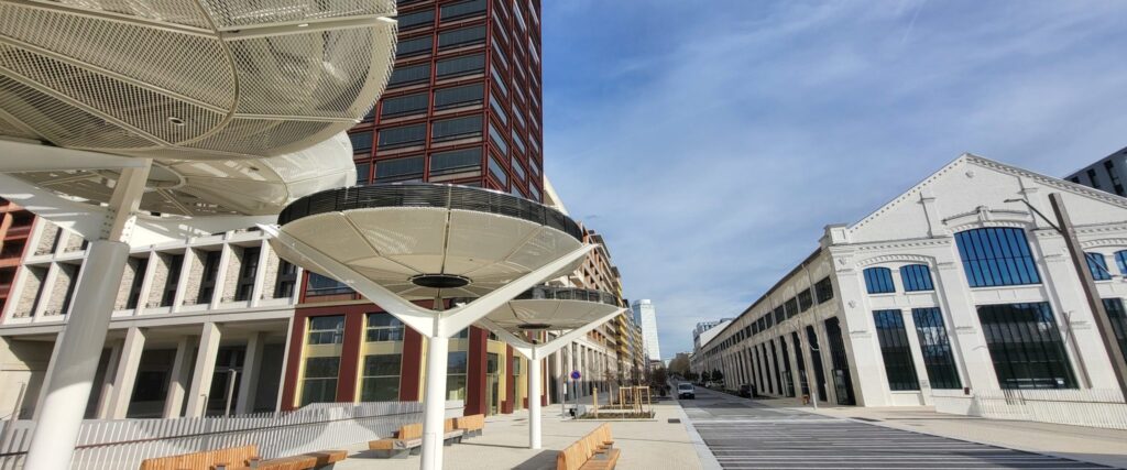 Architecture urbaine moderne à Toulouse, avec des structures métalliques blanches et des bâtiments colorés.