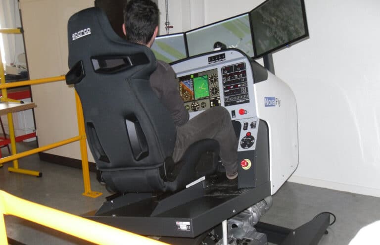 Homme utilisant un simulateur de vol NovaFly avec écrans et siège Sparco.