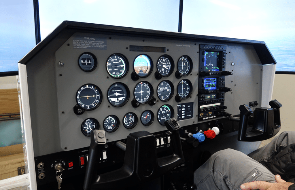 Cockpit d'un simulateur de vol avec instruments, affichages et commandes. Simulateur de vol.