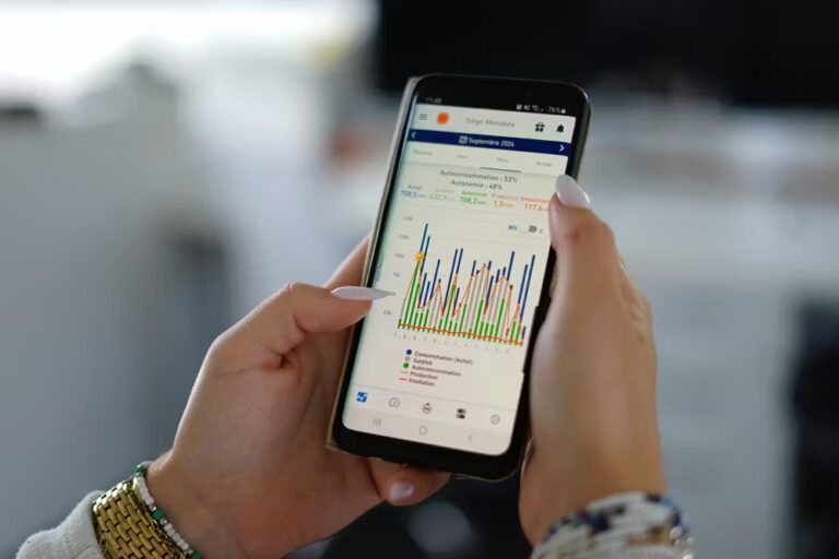 Graphique Monabee sur smartphone montrant l'autoconsommation et l'autonomie en Septembre 2024.