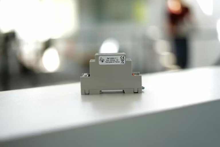 Monabee : Module électronique gris sur rail DIN, fabriqué en France.