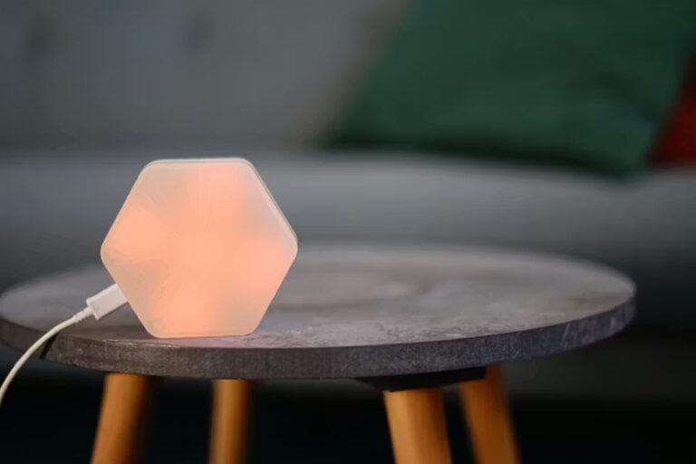 Lampe hexagonale Monabee sur table. Éclairage d'ambiance doux.