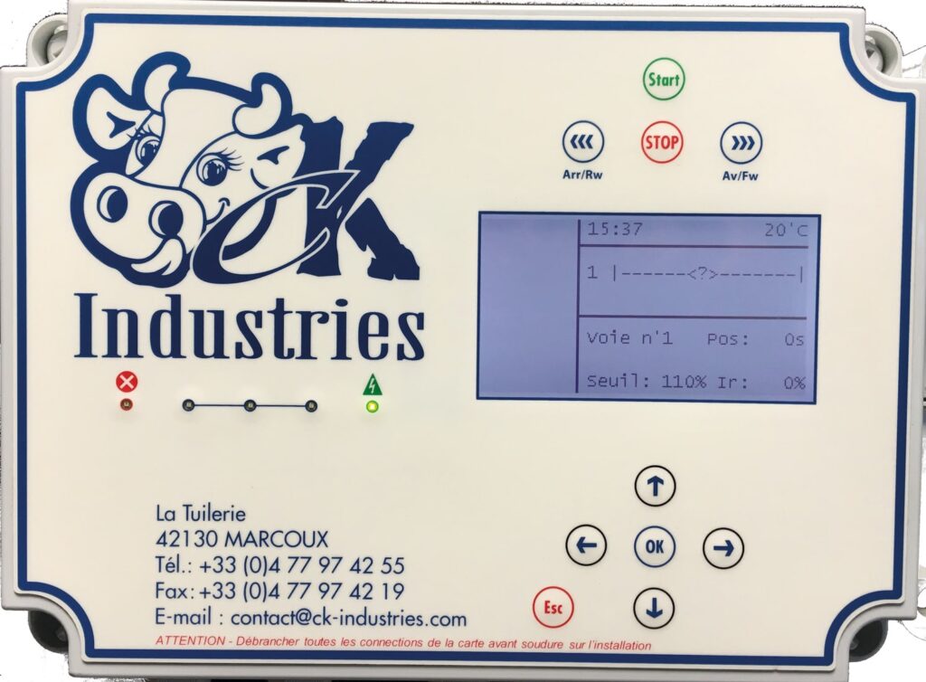 Panneau de contrôle CK Industries pour la gestion d'élevage. Affichage digital et boutons de commande.