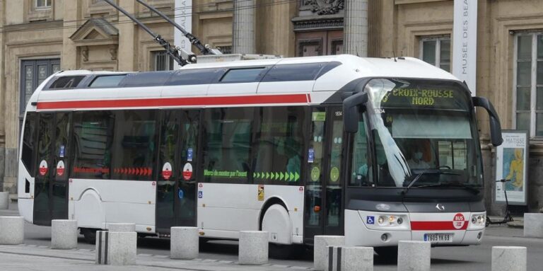Bus électrique de Lyon, ligne 04, direction Croix-Rousse Nord. Transport en commun lyonnais.