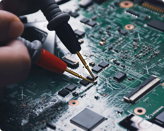 Test de carte mère avec multimètre. Analyse du processus de production électronique.