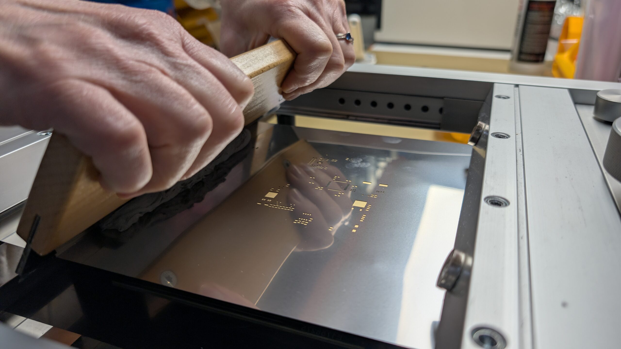 Fabrication de prototypes de cartes électroniques avec un pochoir.