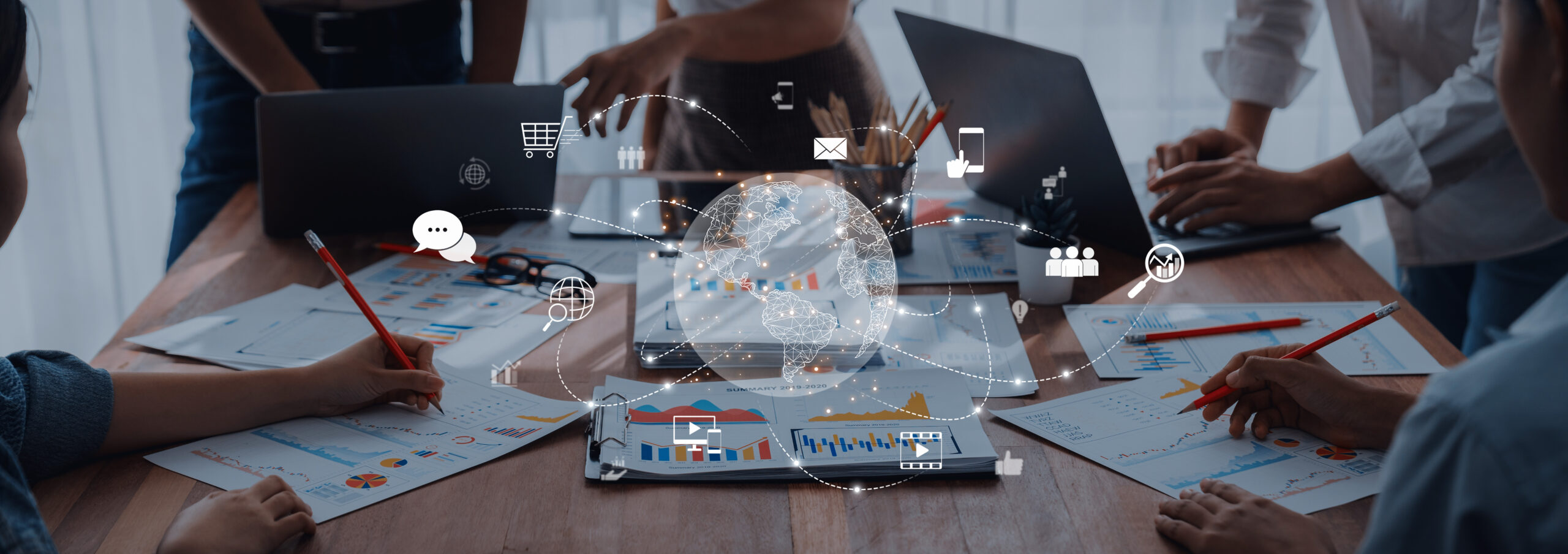 Équipe analysant des graphiques avec globe numérique et icônes de communication. Collaboration et stratégie d'entreprise.